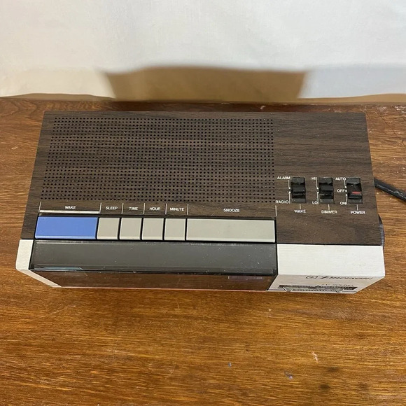 Vintage Emerson Clock Radio Model RTV5707‎ - Picture 2 of 6